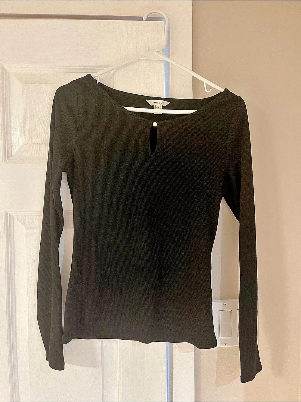 RW&CO. Ribbed Long Sleeve Keyhole Top. Black Size Small